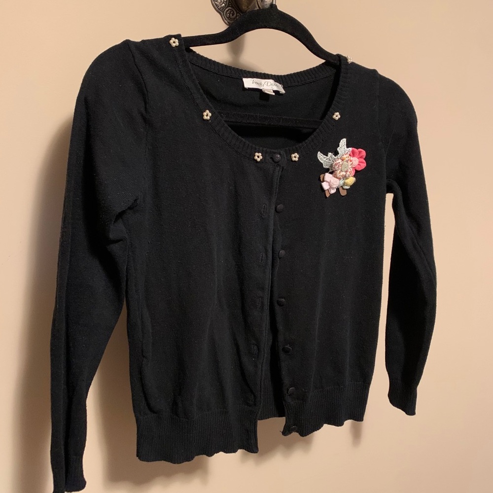 Cardigan with fabric brooch